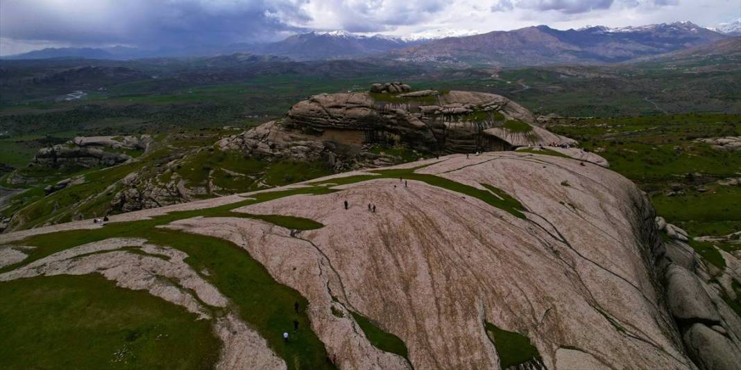 5.000 yıllık tarihe sahip: Devasa kaya bloklar üzerinde doğaseverleri ağırlıyor 1